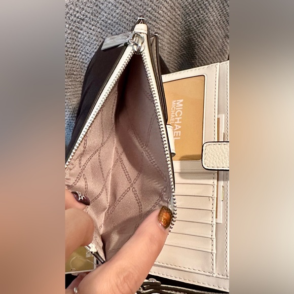 Michael Kors white leather wallet - Picture 14 of 16